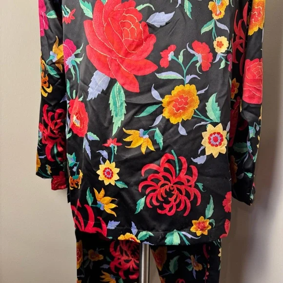 NATORI Floral 2 Piece Satin Long Sleeve Shirt & Pant Pajama Set BLACK / MEDIUM - Picture 10 of 14